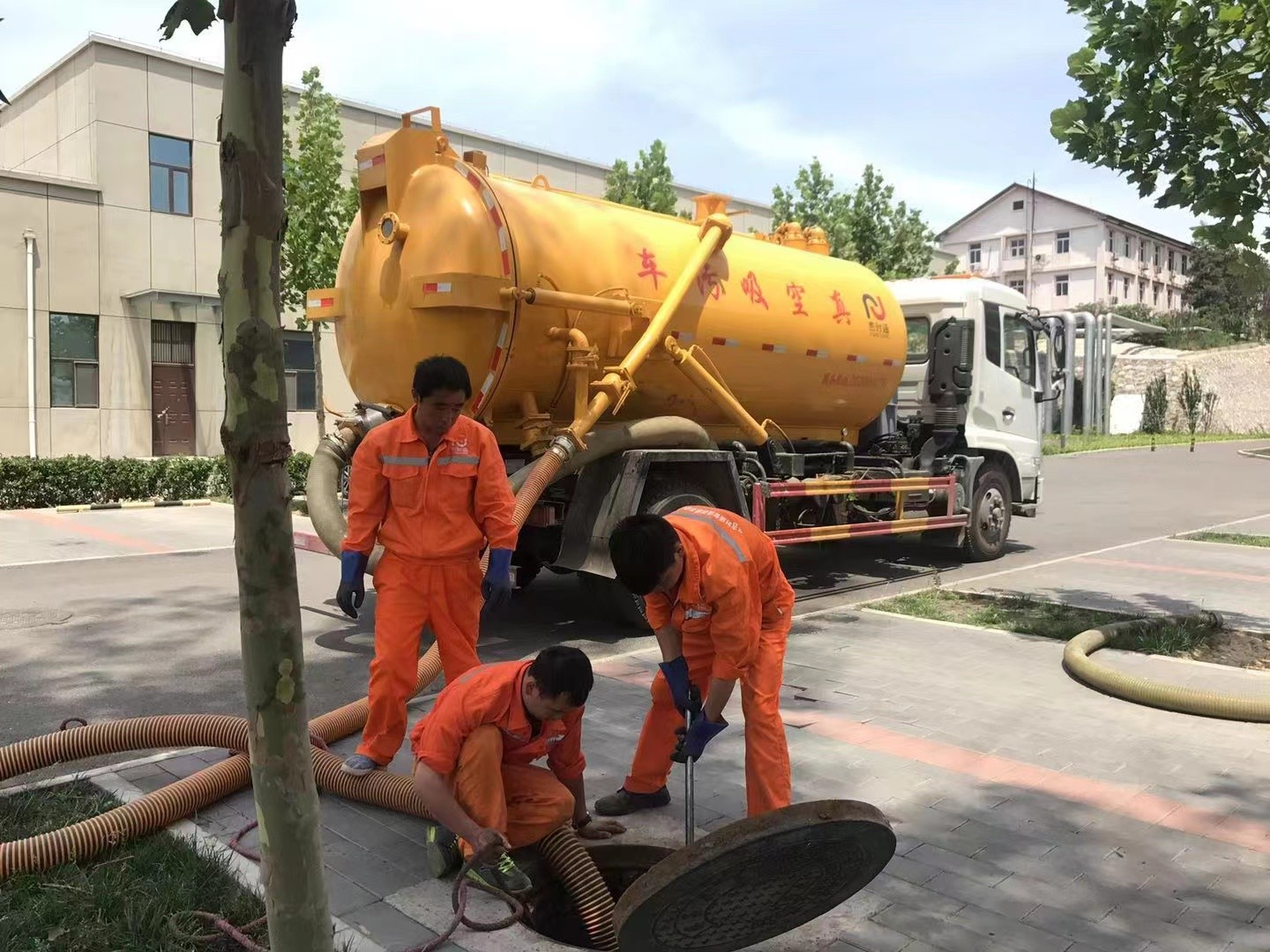 镇雄化粪池清理与5-8吨吸粪车施工效率分析